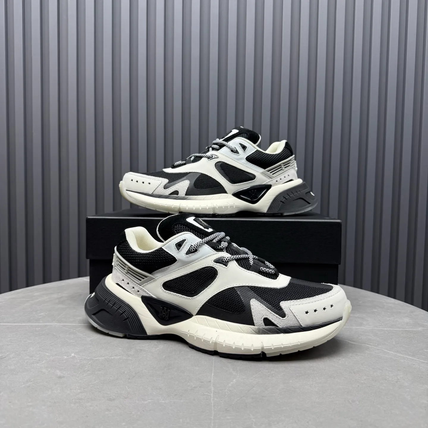 [AMIRI Amir] P: 760💰Size for couples: Female 35-40; Male 39-44; (Customized at 45.46) AMIRI Amir New Autumn and Winter Products New Autumn Latest Catwalk Couple Color Block Bread Casual Sports Shoes Series 〰 Casual fashion style full of details New generation of bone shoes popular classic upgrades Super comfortable and super popular! AUTRY is an exclusive version of AUTRY couple casual shoes from a high street brand in Los Angeles. Many celebrity Internet celebrities have the same style. Chinese new rapper Xiaobai Gali, Wang Yibo, Yang Mi and other Internet celebrity bloggers are competing for their feet. The three-dimensional molded metal logo on the side of the AJ1 shoe is on par with Nike's popular Fog. The heroic value instantly has a bit of punk rock flavor, all showing fashion sense and street style... ▪ Upper: original custom-made cowhide + original custom-made breathable mesh ▪Inner lining: original customized breathable mesh ▪Outsole: original molded two-color TPU rubber combination outsole.